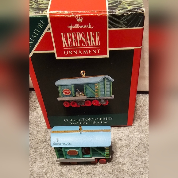 4 Hallmark Keepsake miniature ornaments - Picture 4 of 5